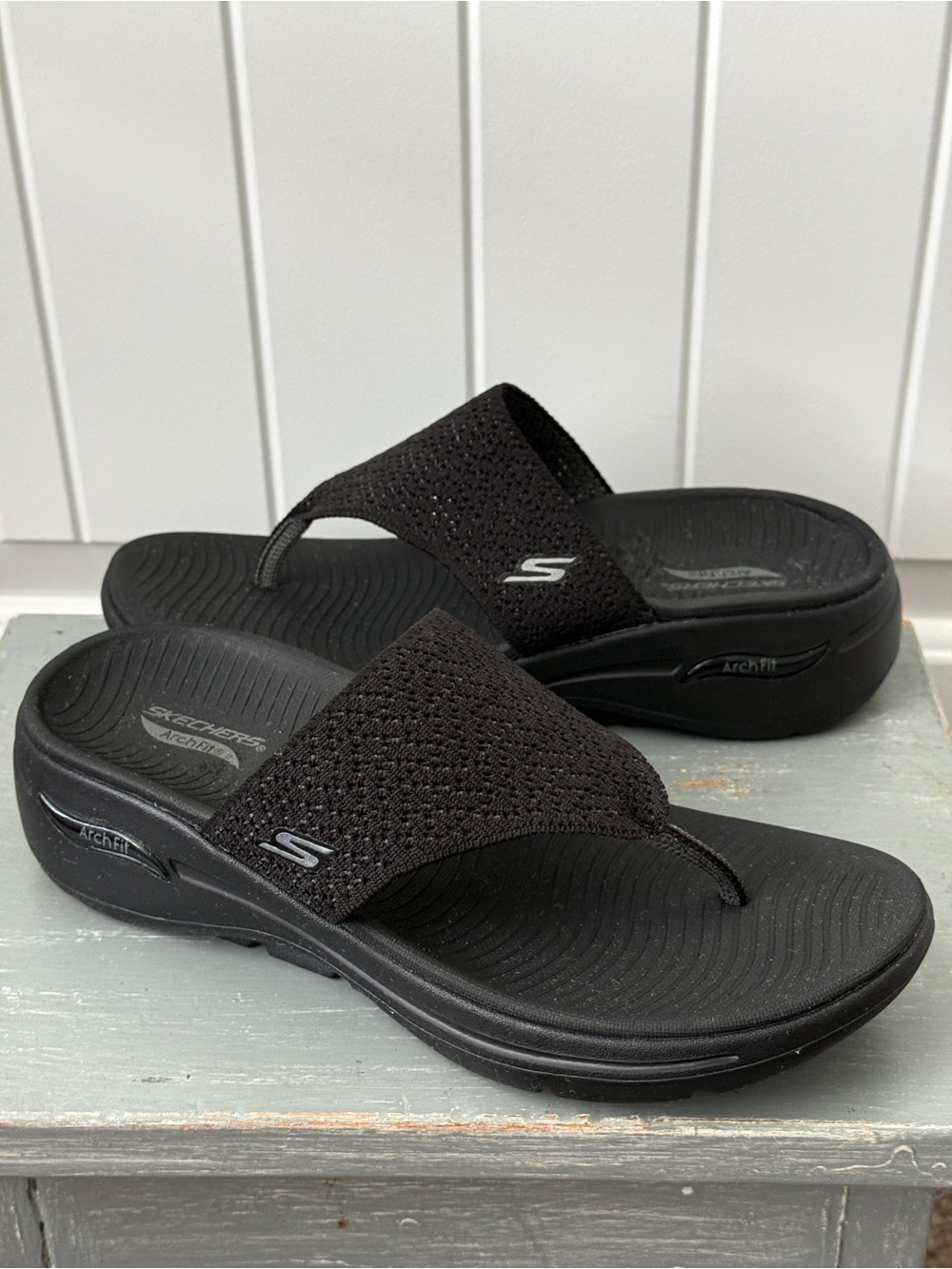 Skechers Women's GO WALK Arch
Fit Sandals in Black Size 7